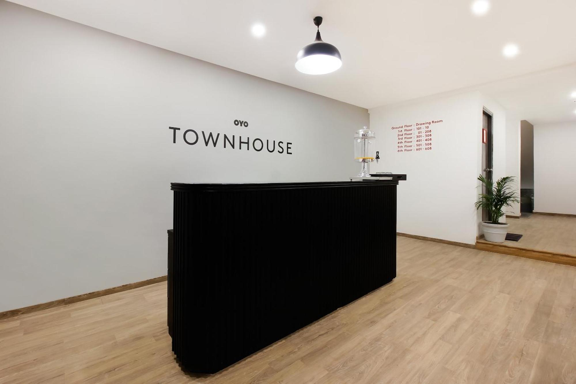 Super Townhouse The Cinco Hotel Near Esi Hospital Hyderabad Exteriör bild