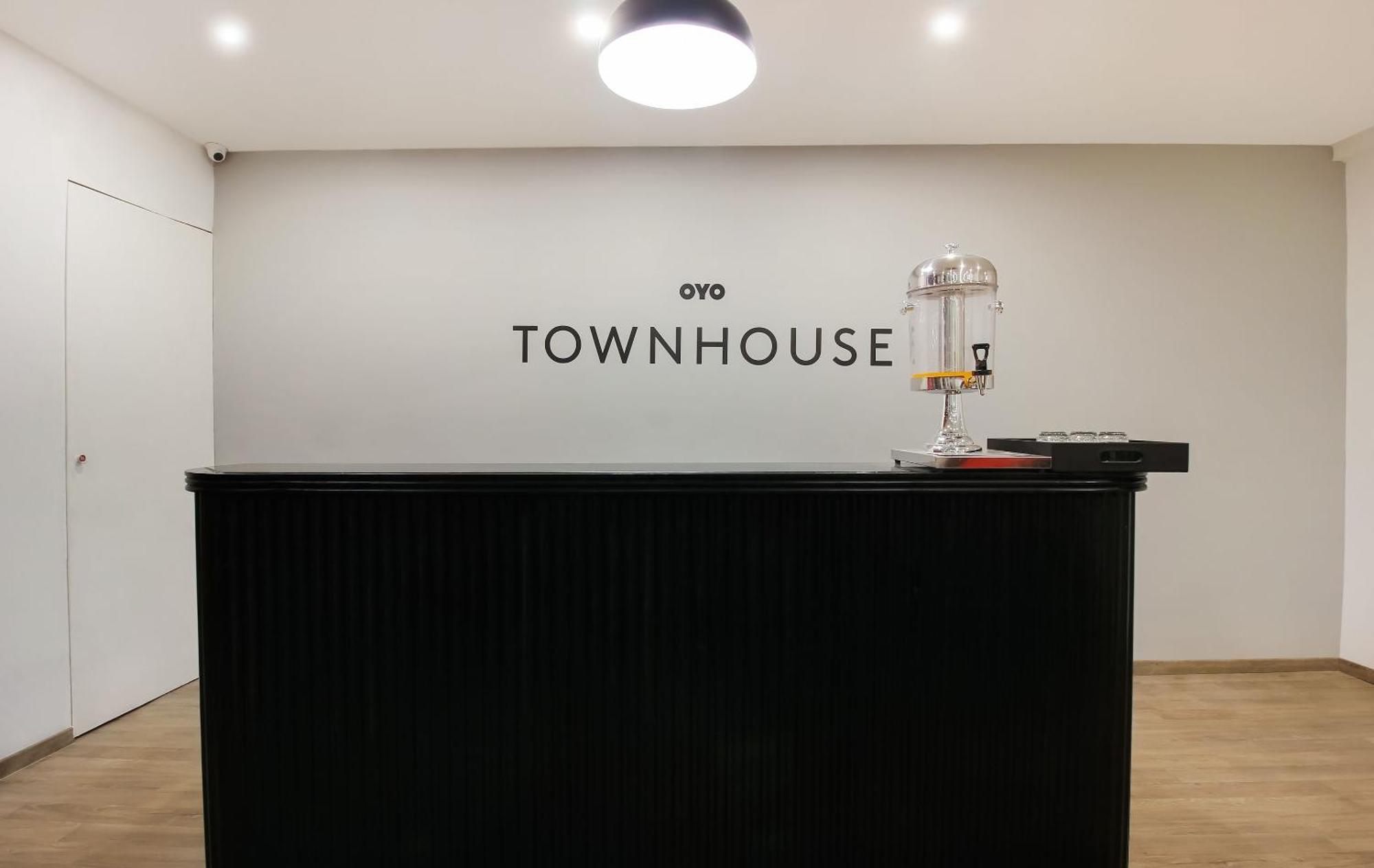 Super Townhouse The Cinco Hotel Near Esi Hospital Hyderabad Exteriör bild