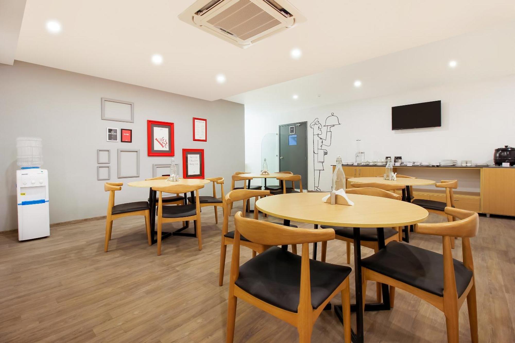 Super Townhouse The Cinco Hotel Near Esi Hospital Hyderabad Exteriör bild