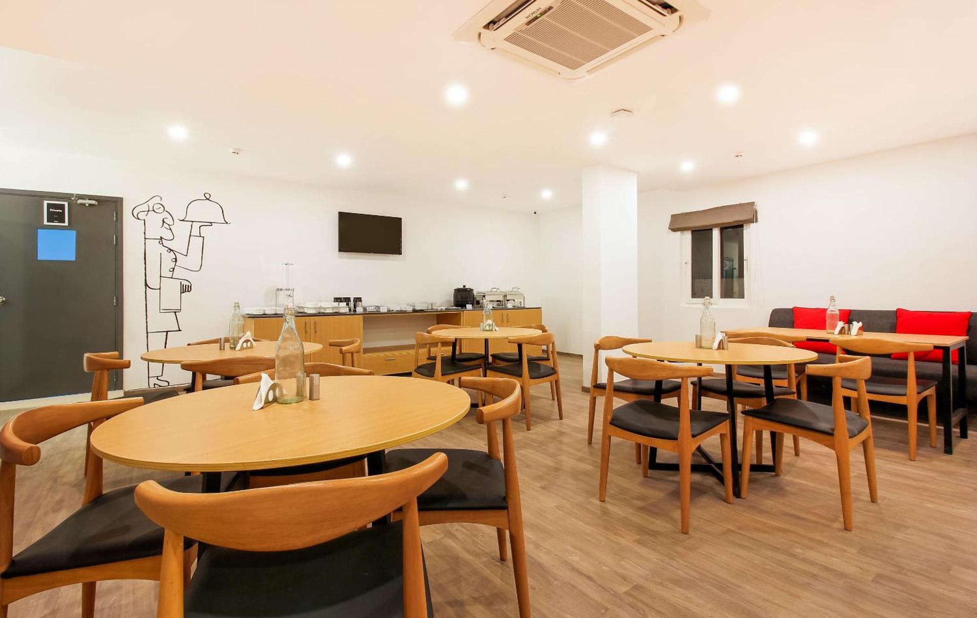 Super Townhouse The Cinco Hotel Near Esi Hospital Hyderabad Exteriör bild