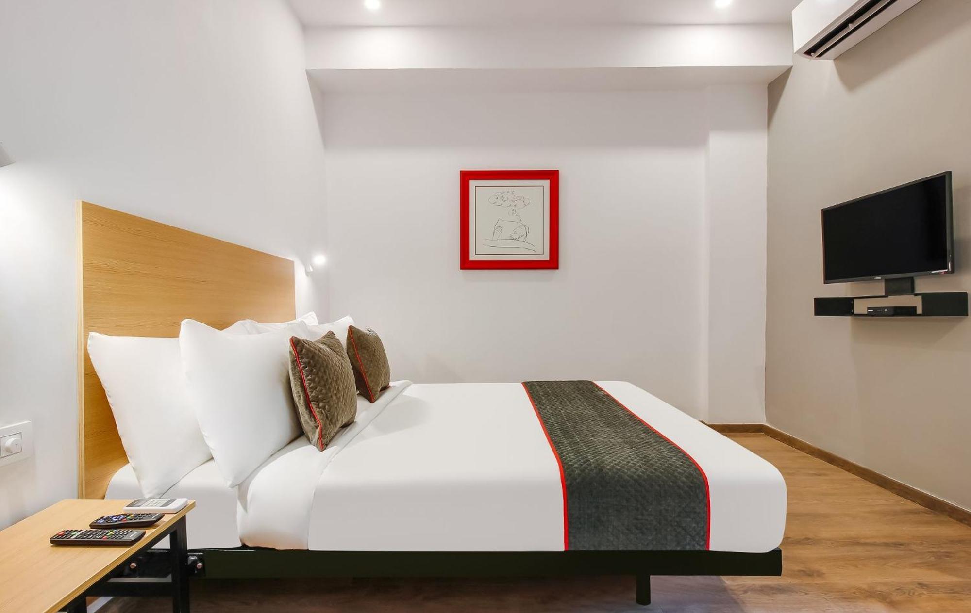 Super Townhouse The Cinco Hotel Near Esi Hospital Hyderabad Exteriör bild