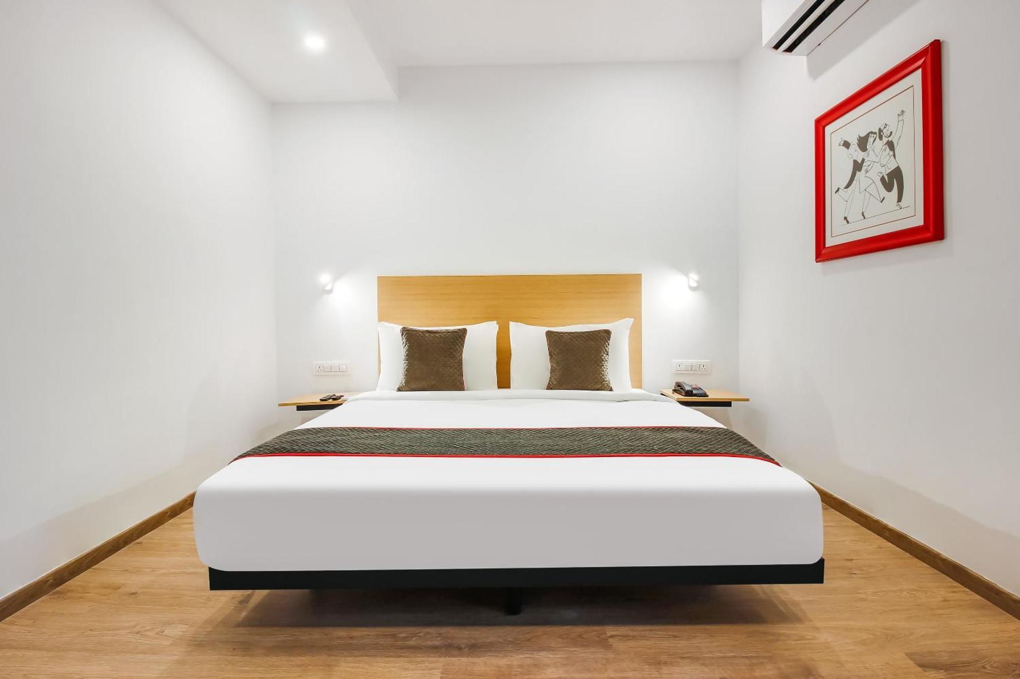 Super Townhouse The Cinco Hotel Near Esi Hospital Hyderabad Exteriör bild