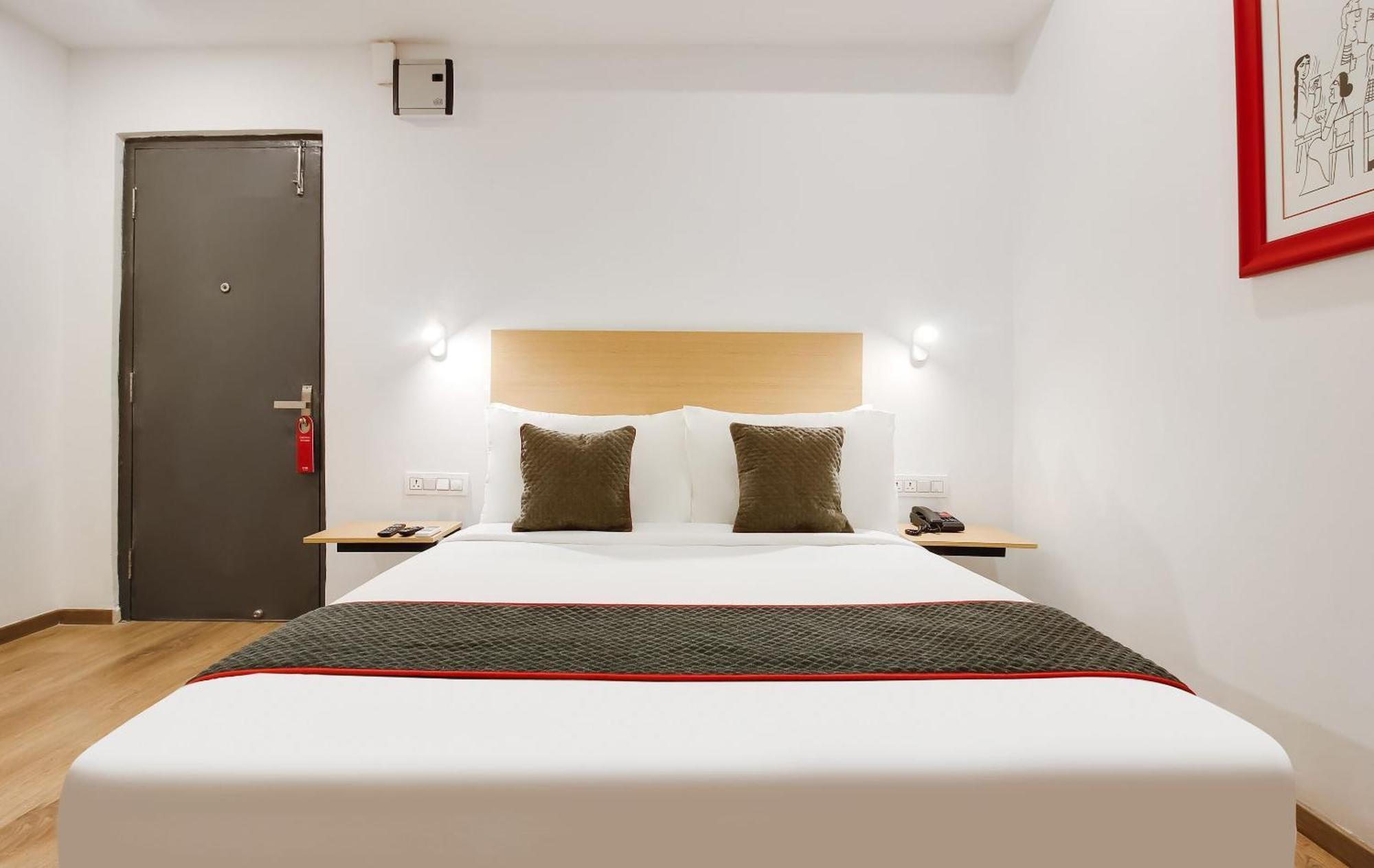 Super Townhouse The Cinco Hotel Near Esi Hospital Hyderabad Exteriör bild
