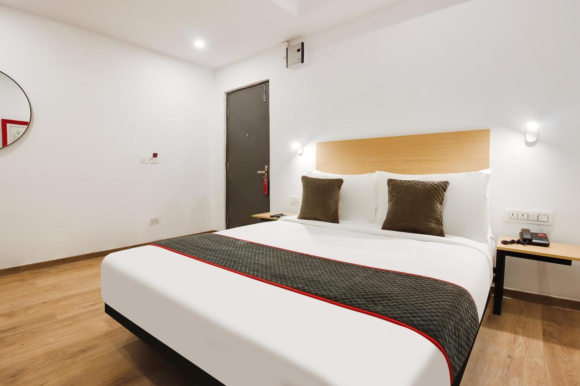 Super Townhouse The Cinco Hotel Near Esi Hospital Hyderabad Exteriör bild