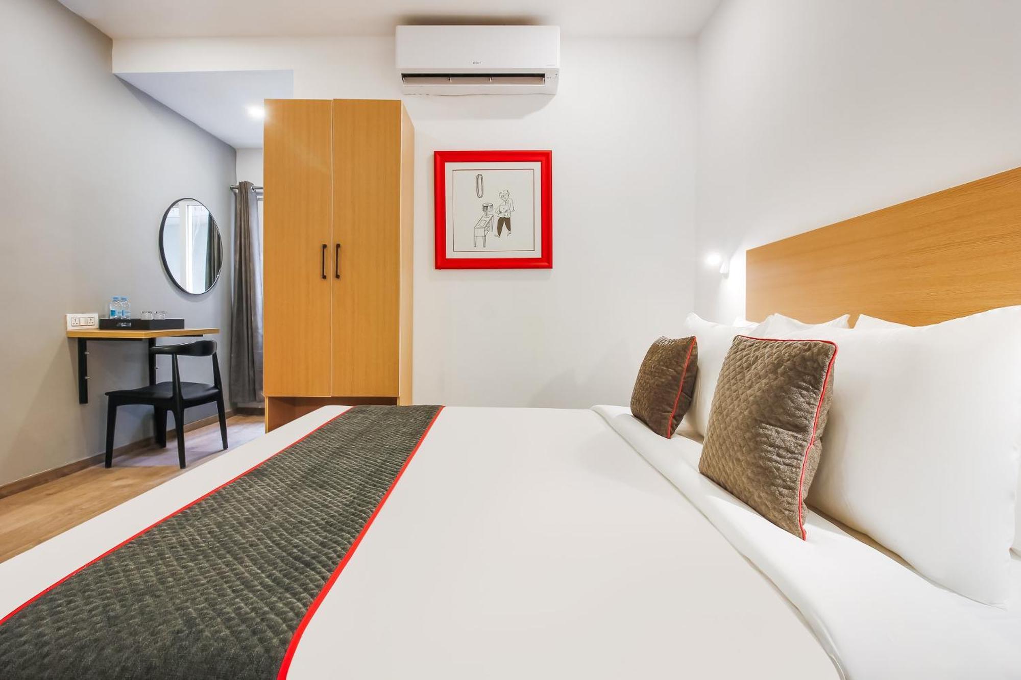 Super Townhouse The Cinco Hotel Near Esi Hospital Hyderabad Exteriör bild