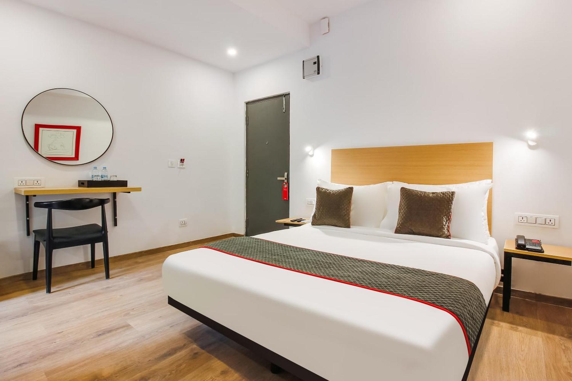 Super Townhouse The Cinco Hotel Near Esi Hospital Hyderabad Exteriör bild