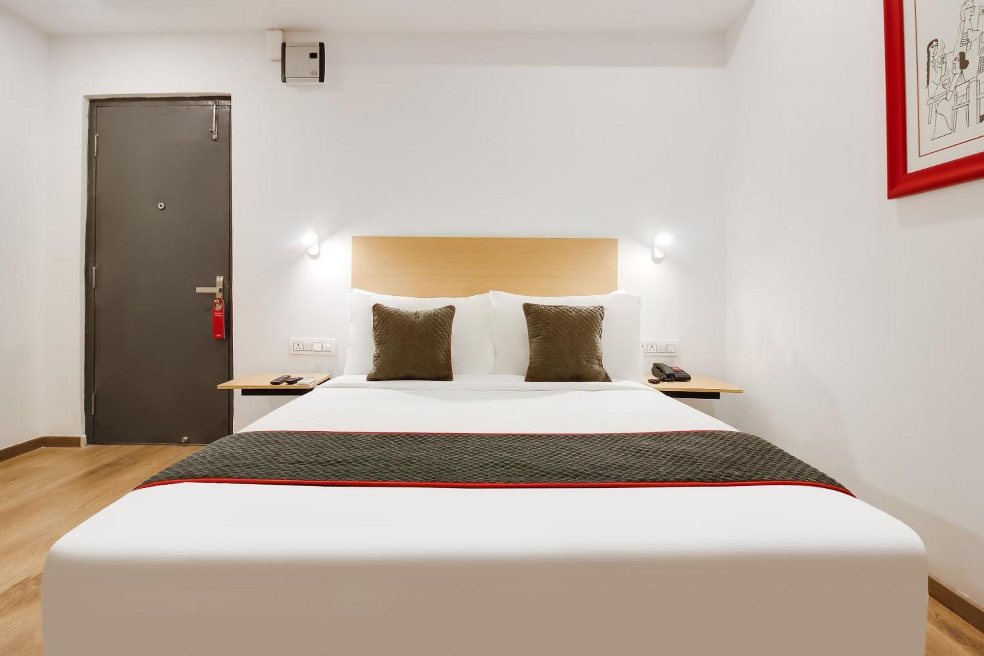Super Townhouse The Cinco Hotel Near Esi Hospital Hyderabad Exteriör bild