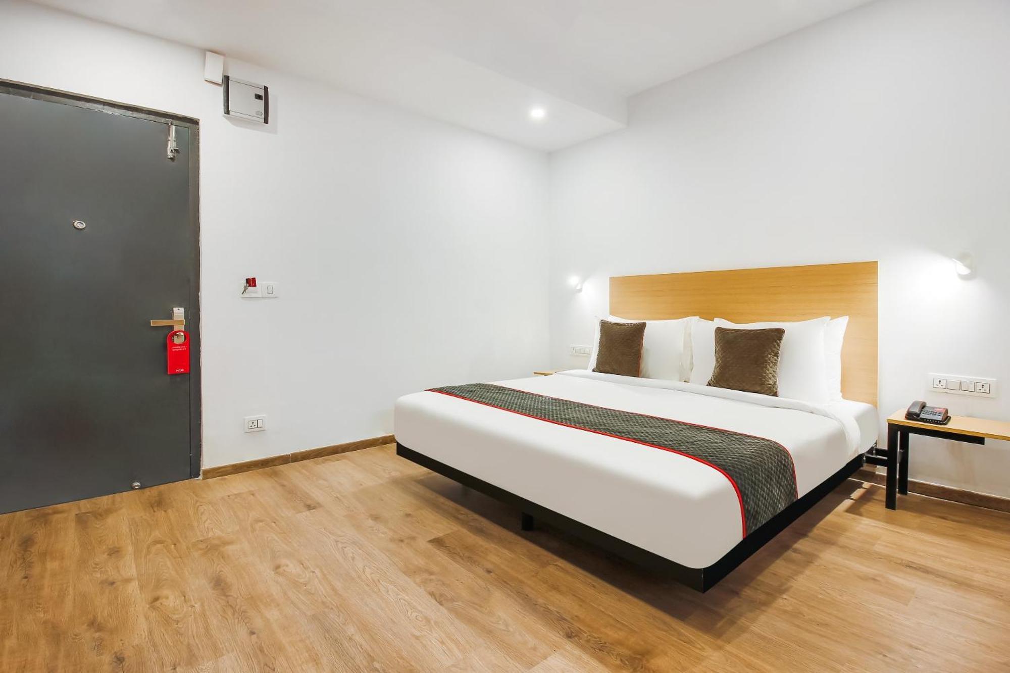 Super Townhouse The Cinco Hotel Near Esi Hospital Hyderabad Exteriör bild