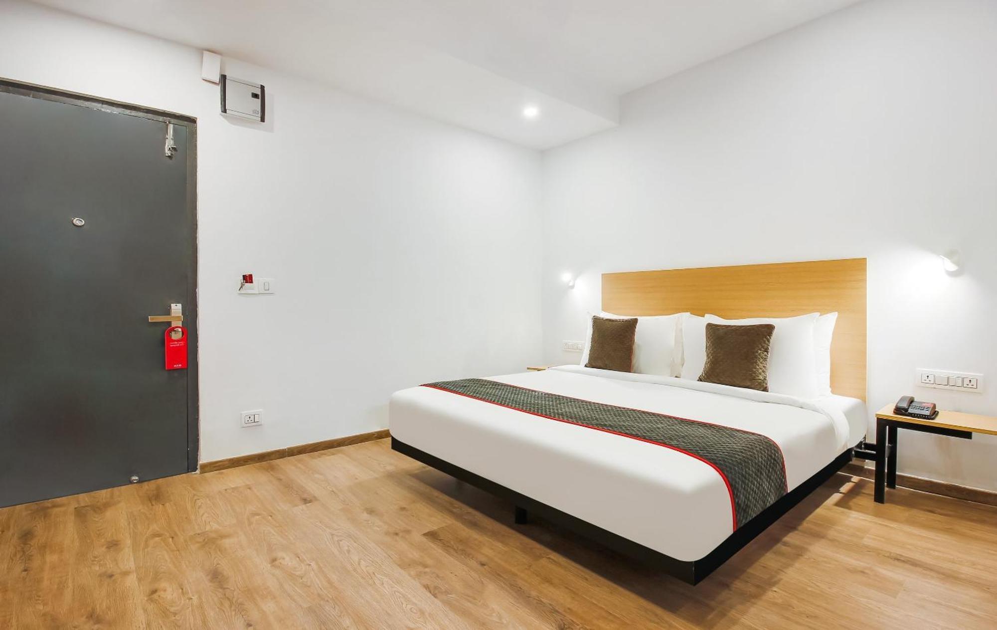 Super Townhouse The Cinco Hotel Near Esi Hospital Hyderabad Exteriör bild