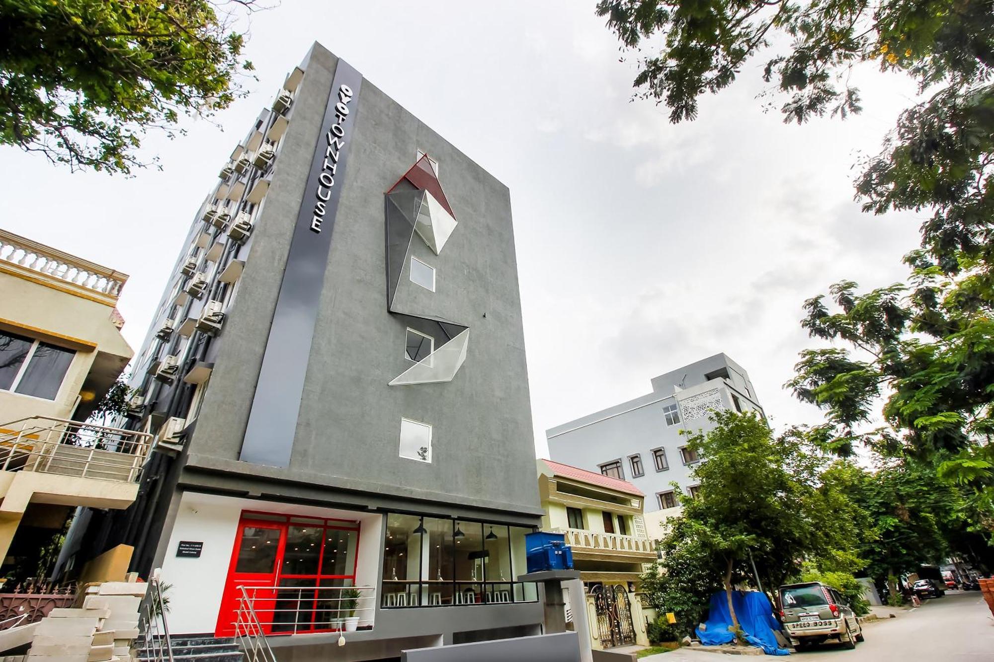 Super Townhouse The Cinco Hotel Near Esi Hospital Hyderabad Exteriör bild