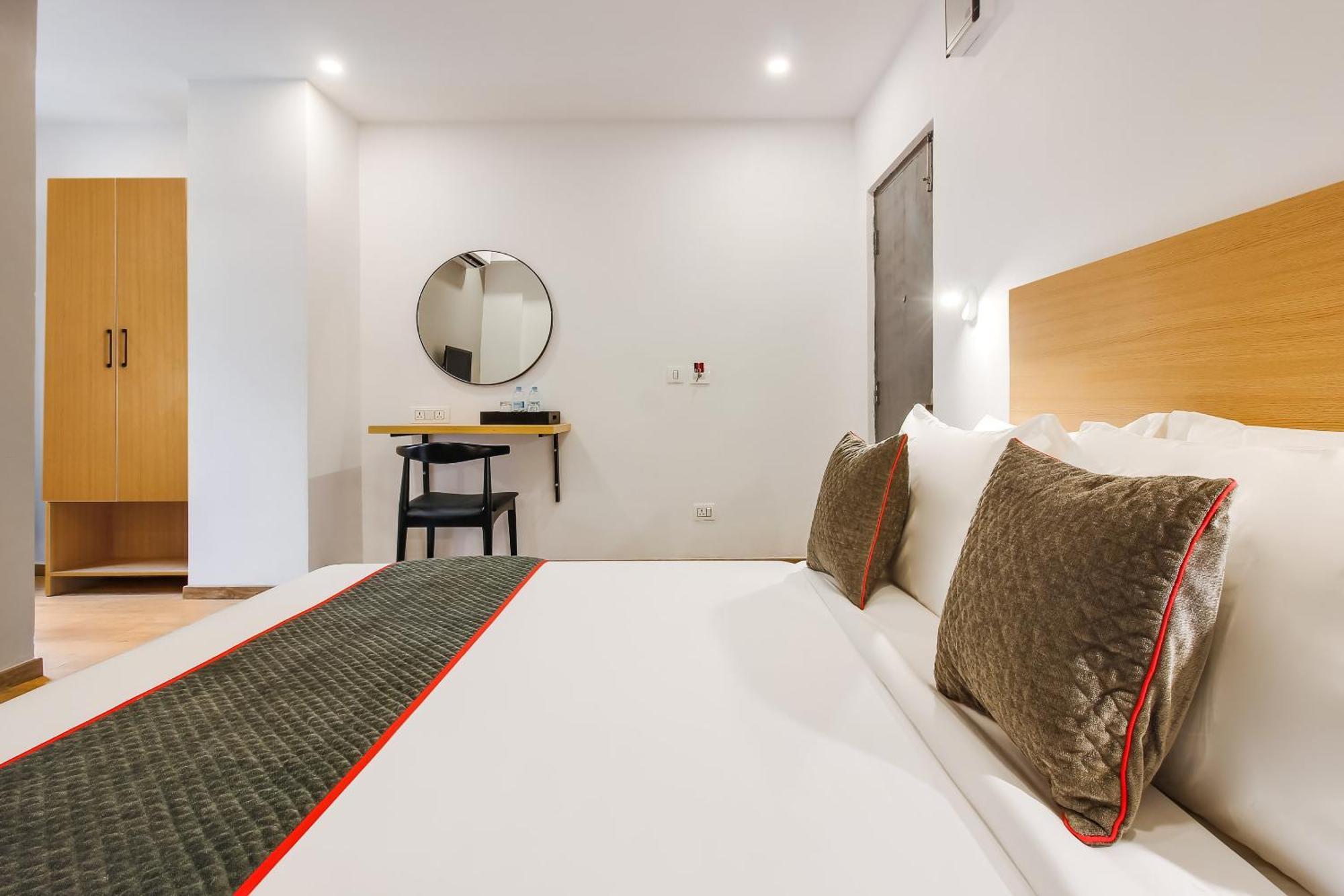 Super Townhouse The Cinco Hotel Near Esi Hospital Hyderabad Exteriör bild