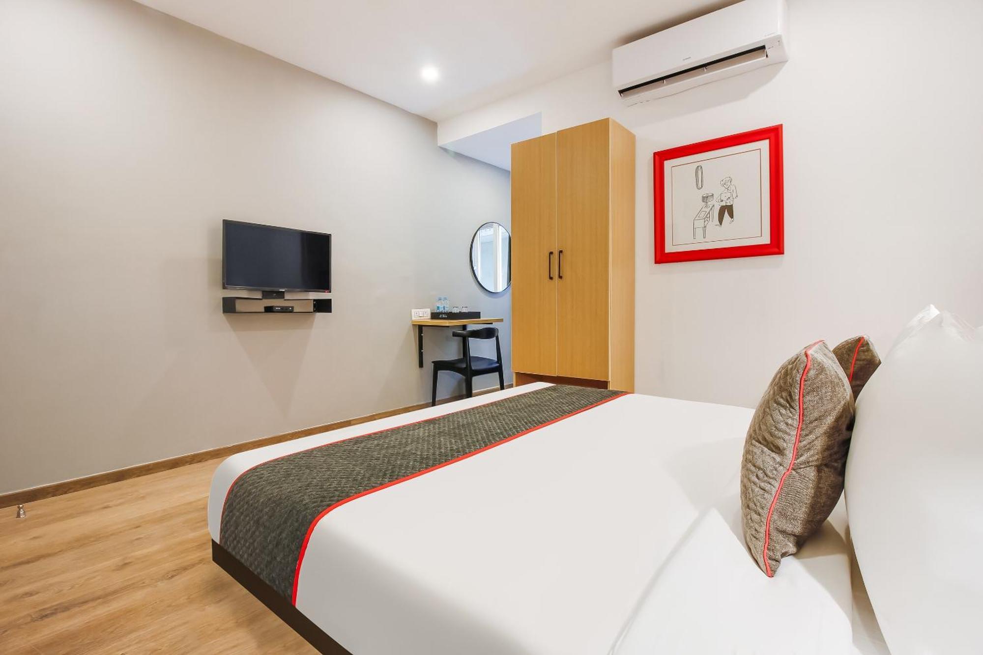 Super Townhouse The Cinco Hotel Near Esi Hospital Hyderabad Exteriör bild