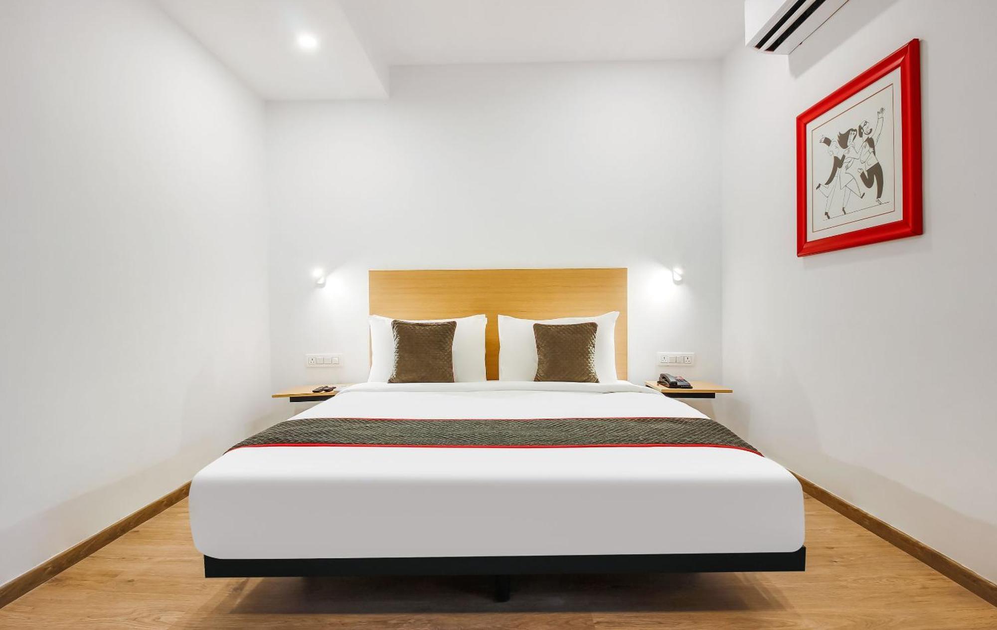 Super Townhouse The Cinco Hotel Near Esi Hospital Hyderabad Exteriör bild