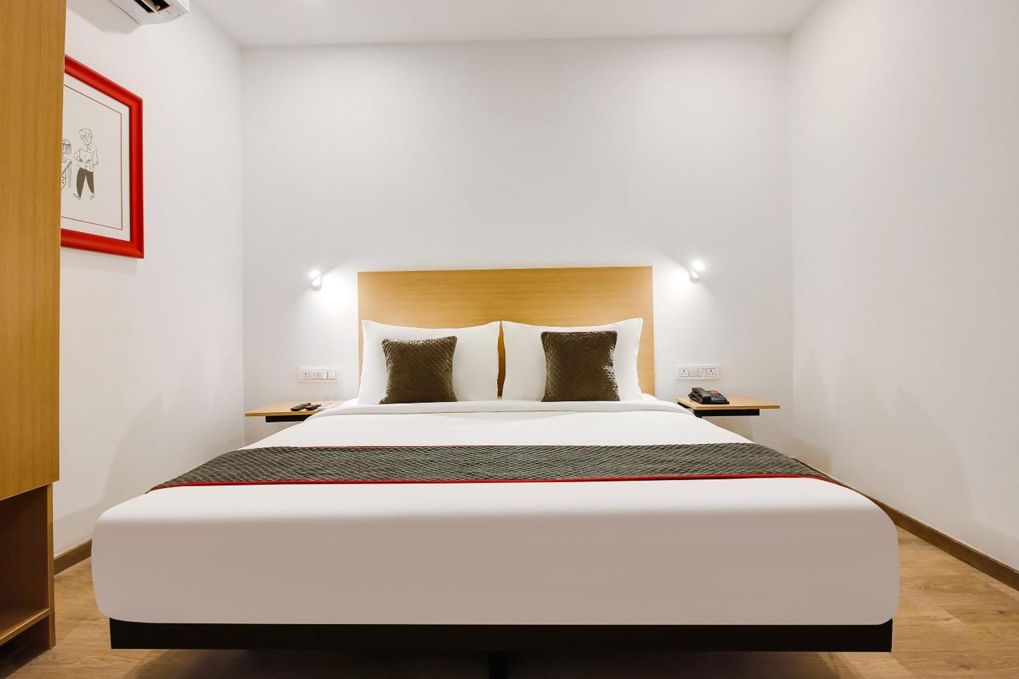Super Townhouse The Cinco Hotel Near Esi Hospital Hyderabad Exteriör bild