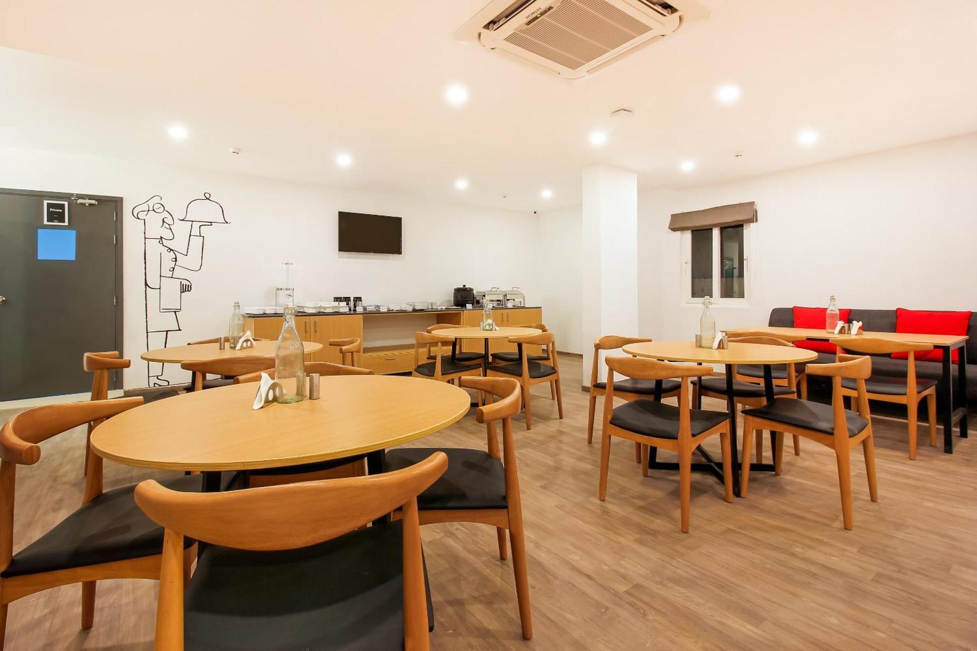 Super Townhouse The Cinco Hotel Near Esi Hospital Hyderabad Exteriör bild