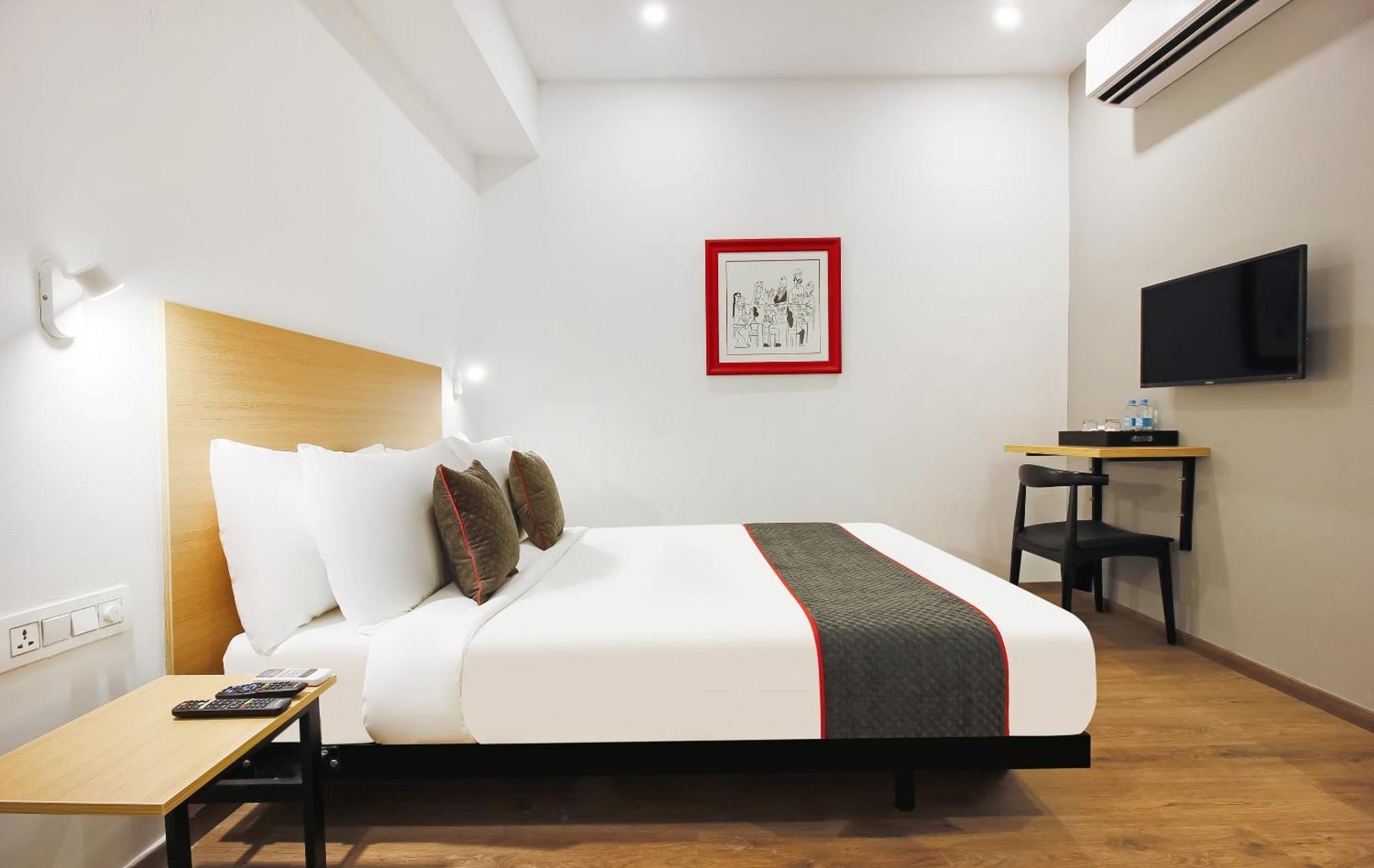 Super Townhouse The Cinco Hotel Near Esi Hospital Hyderabad Exteriör bild