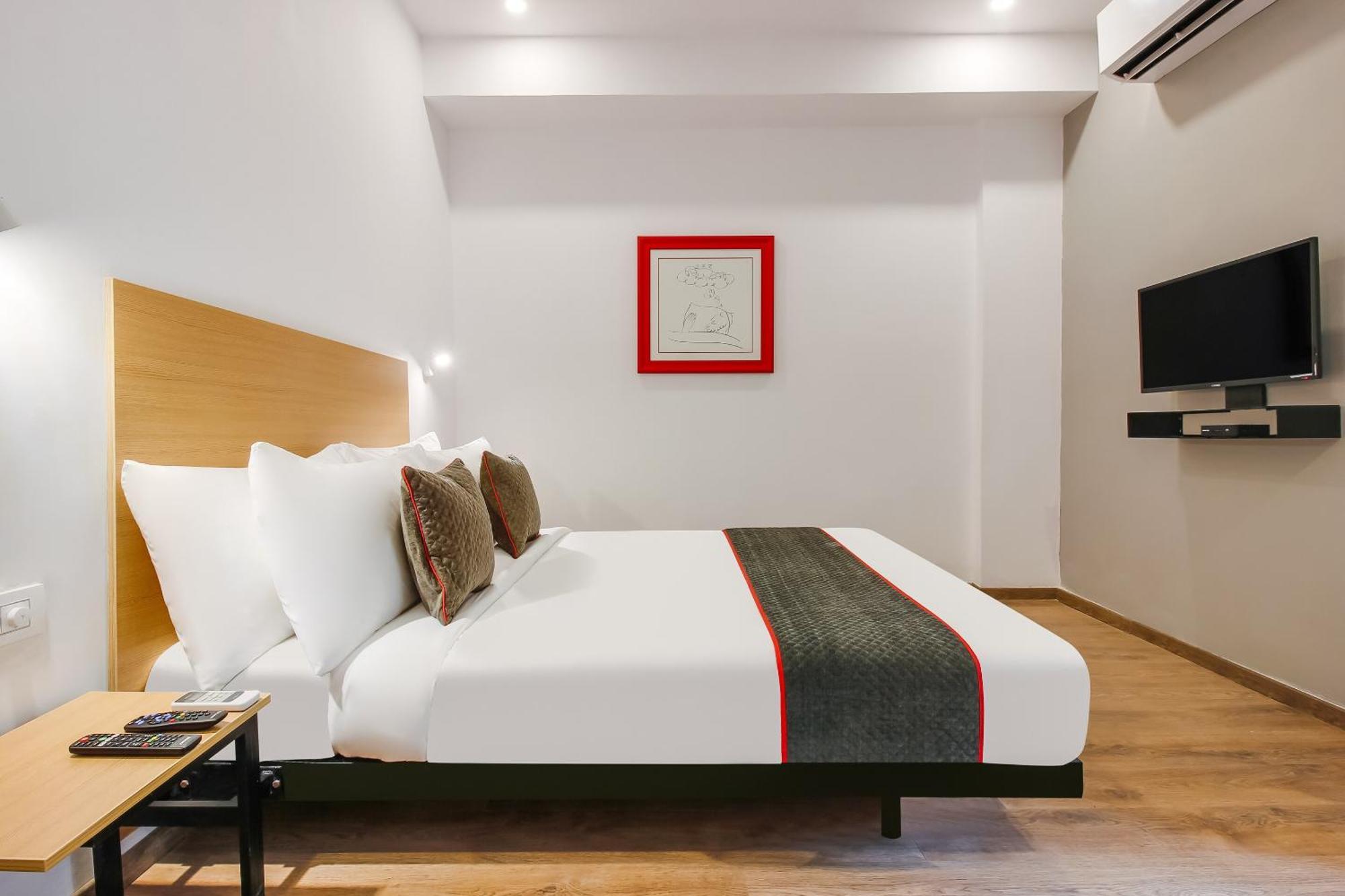 Super Townhouse The Cinco Hotel Near Esi Hospital Hyderabad Exteriör bild