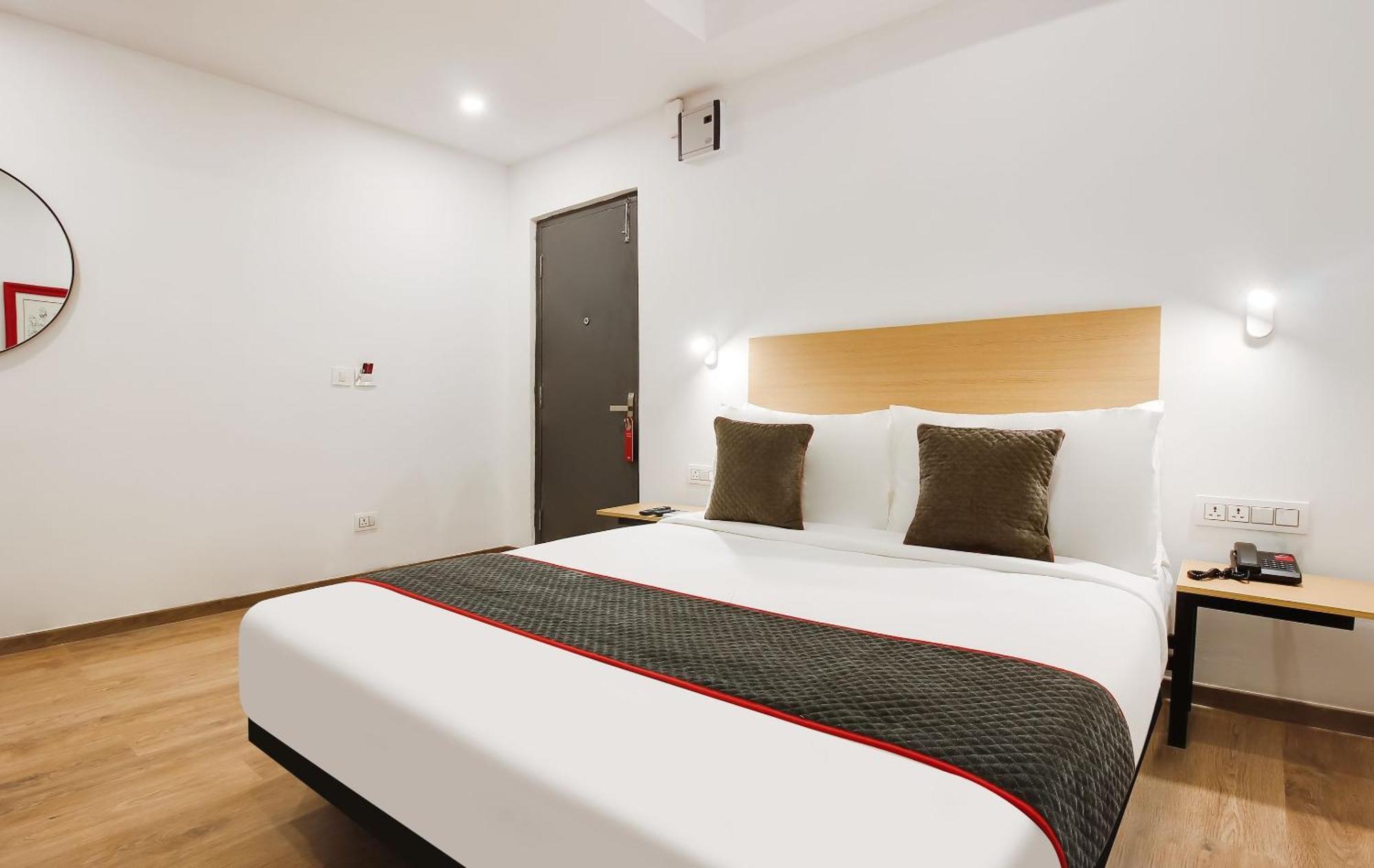 Super Townhouse The Cinco Hotel Near Esi Hospital Hyderabad Exteriör bild