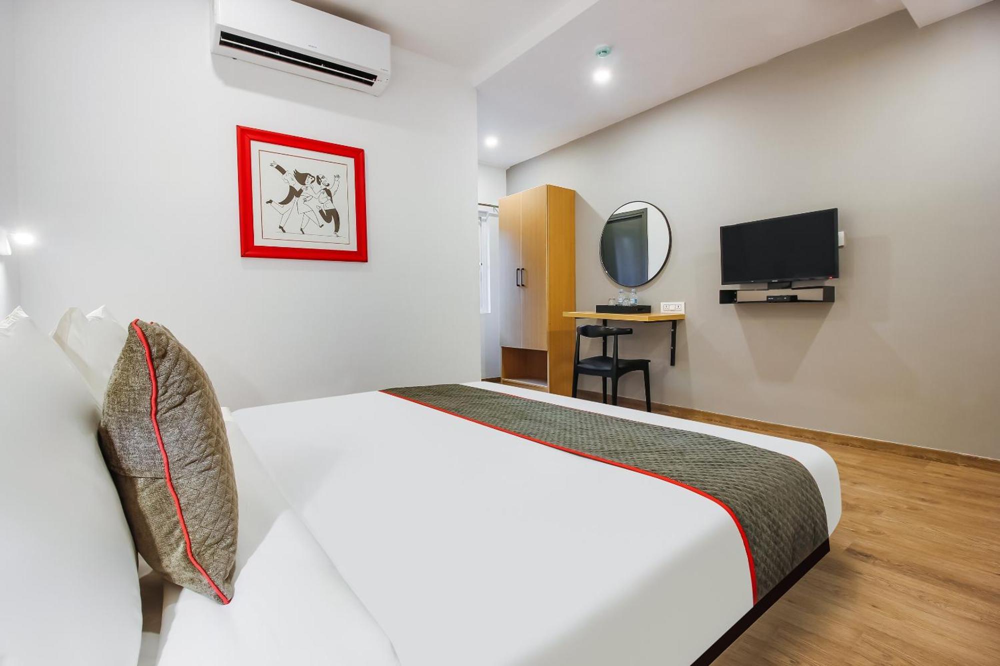 Super Townhouse The Cinco Hotel Near Esi Hospital Hyderabad Exteriör bild